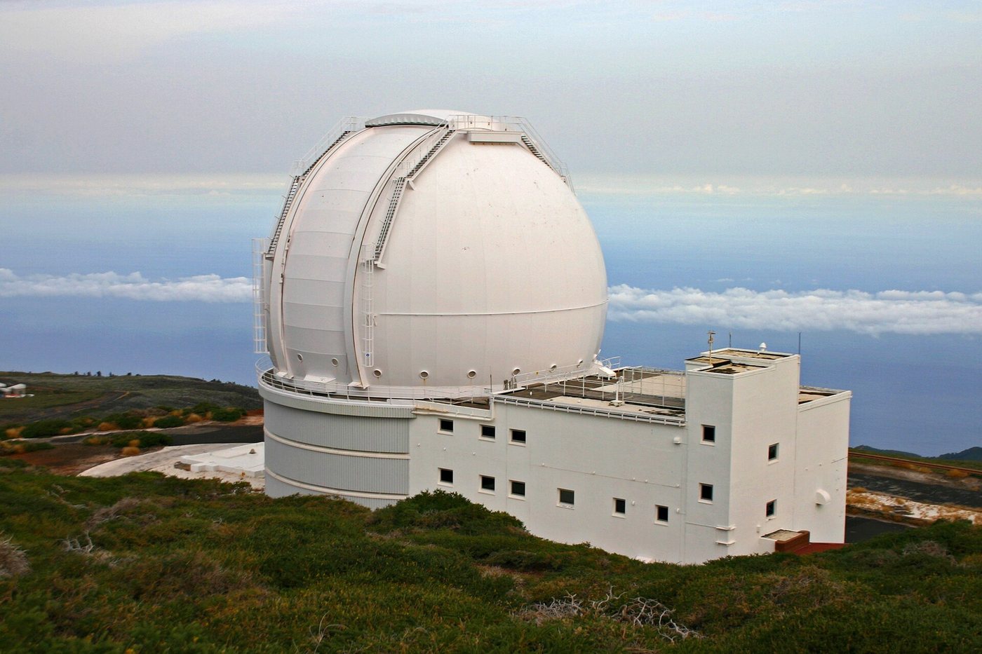 Cúpula branca do telescópio William Herschel, em La Palma, acima das nuvens